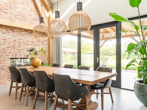 Dezelfde eetkamer met de inbetweens open