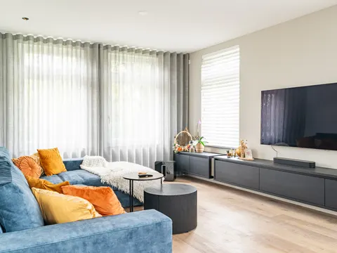Overgordijnen en een inbetween in de tv-kamer