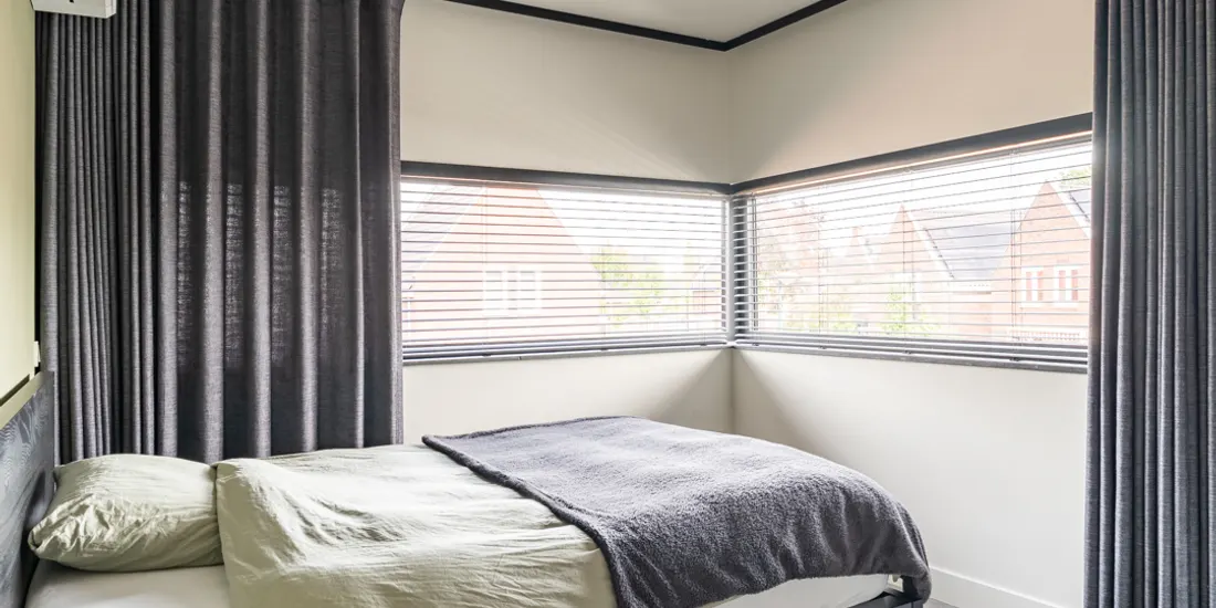 Verduisterende gordijnen in wave plooi in een slaapkamer