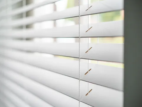 Houten lamellen met ladderkoorden van dichtbij