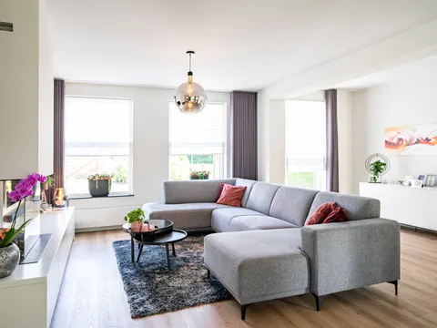 Vouwgordijnen en overgordijnen in een lichte woonkamer