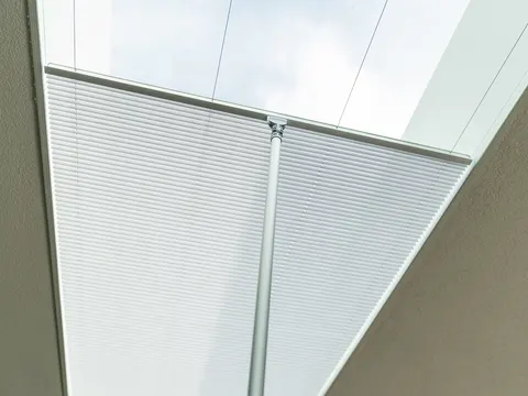 Een geplooid doek in een lichtstraat