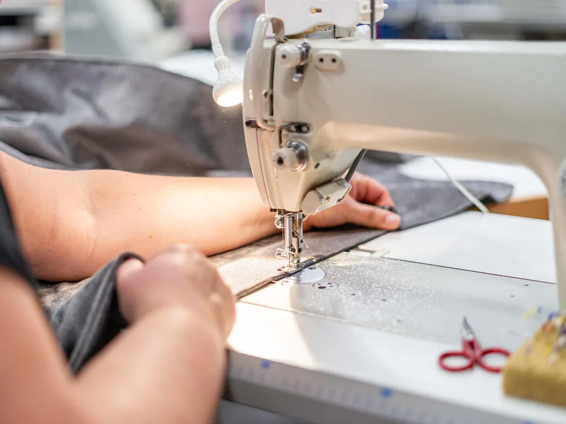 Een donker overgordijn onder de naaimachine