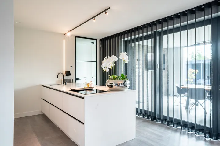 Zwarte inbetween langs de glazen wand van de keuken