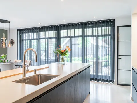 Antraciet inbetween langs de glazen wand van de keuken