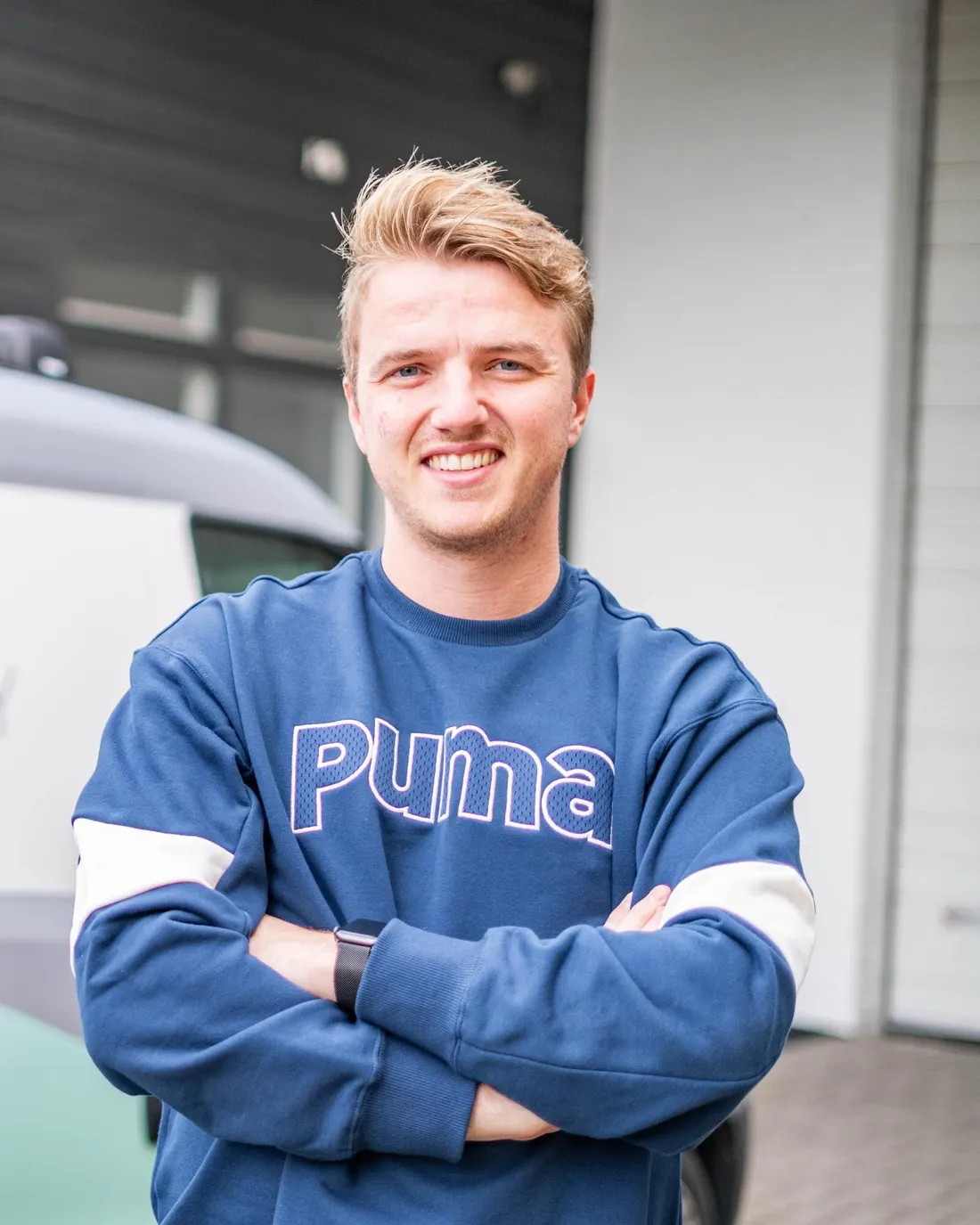 Kevin bij de bus van Curtain Company